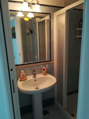 Habitació doble, vistes al mar | Bany | Dutxa 