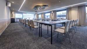 A conference room with a long table, chairs, and a projector screen displaying 'Berghof'. - Hotel-Restaurant Berghof (Petersberg)