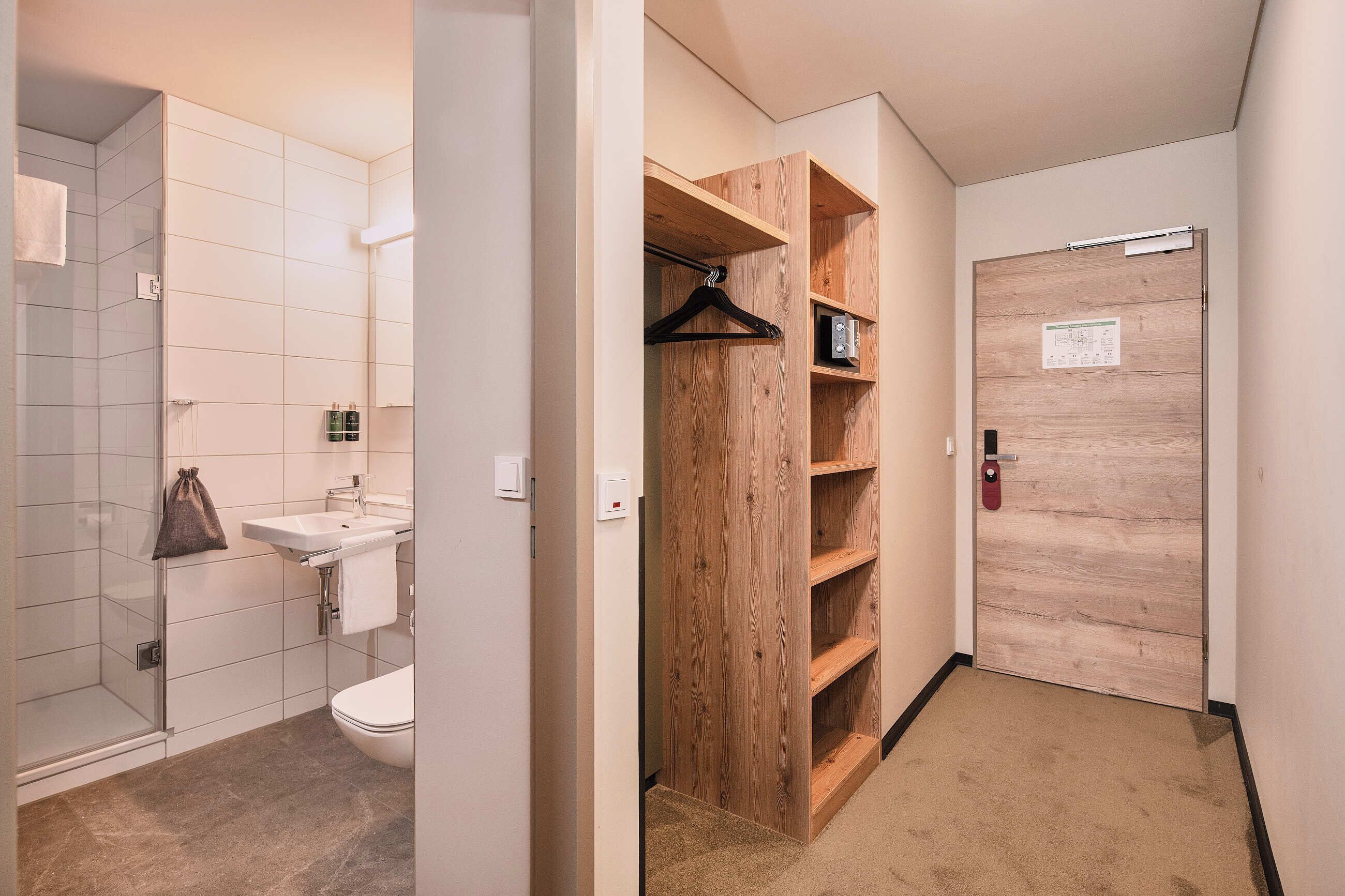 Premium Single Room | Desk, cribs/infant beds, free WiFi, bed sheets