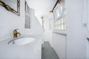 Traditional Condo, 2 Bedrooms, Pool Access, Beachside (8) | Bathroom - Vila Maria by Host-Point (Almada)