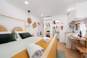 Refrigerador, microondas, placa de cocina, cafetera expreso