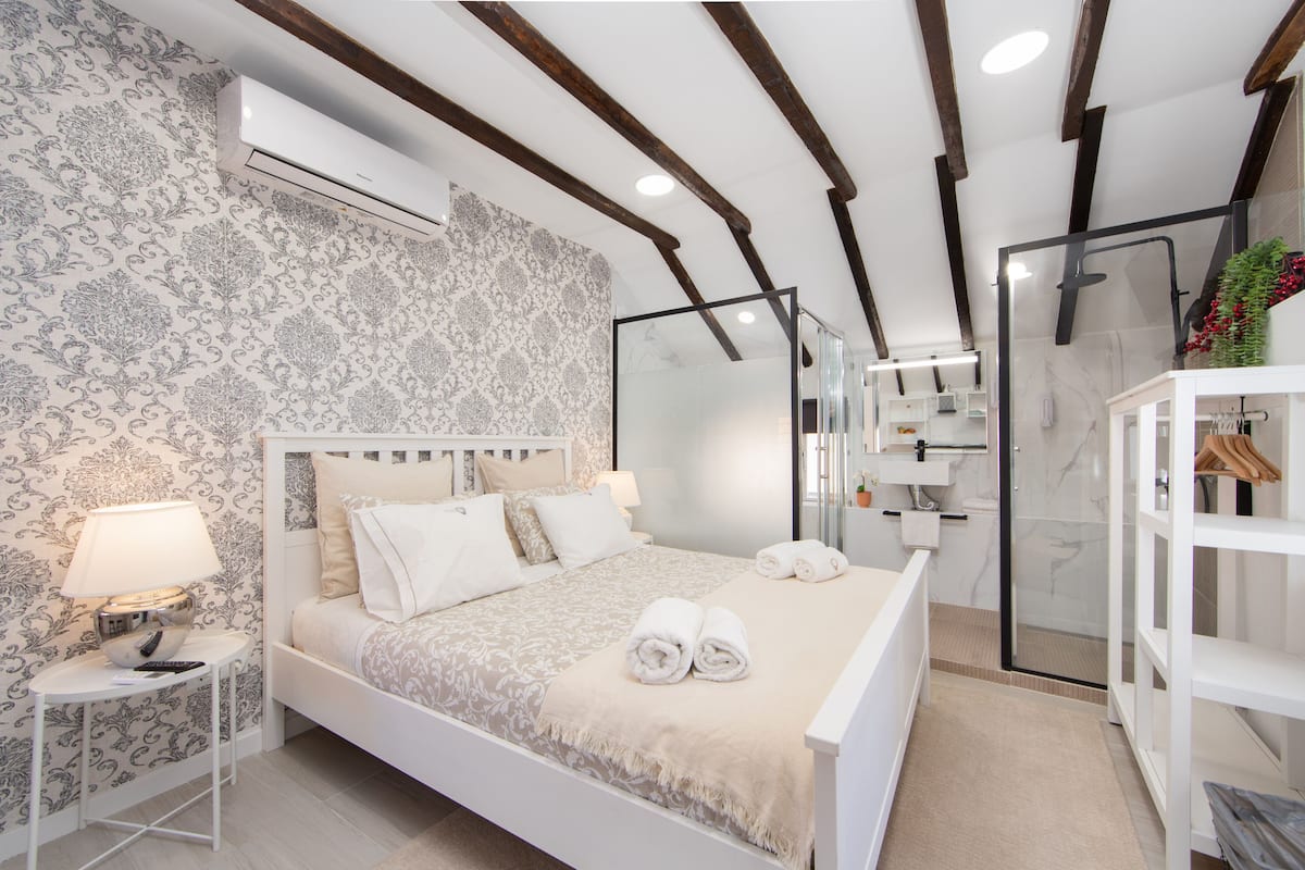 Suite estudio de luna de miel, 1 cama Queen size, acceso a la alberca, junto a la playa | 5 habitaciones, decoración personalizada, escritorio y wifi gratis