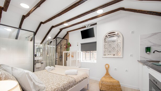 Honeymoon Studio Suite, 1 Queen Bed, Pool Access, Beachside | 5 bedrooms, desk, free WiFi, individually decorated - Vila Maria by Host-Point (Almada)