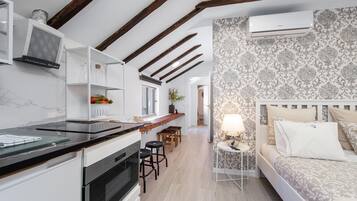 Suite Studio Lune de Miel, 1 grand lit, accès piscine, en bord de plage | Coin cuisine privé | Réfrigérateur dans l'espace commun, micro-ondes, plaque de cuisson