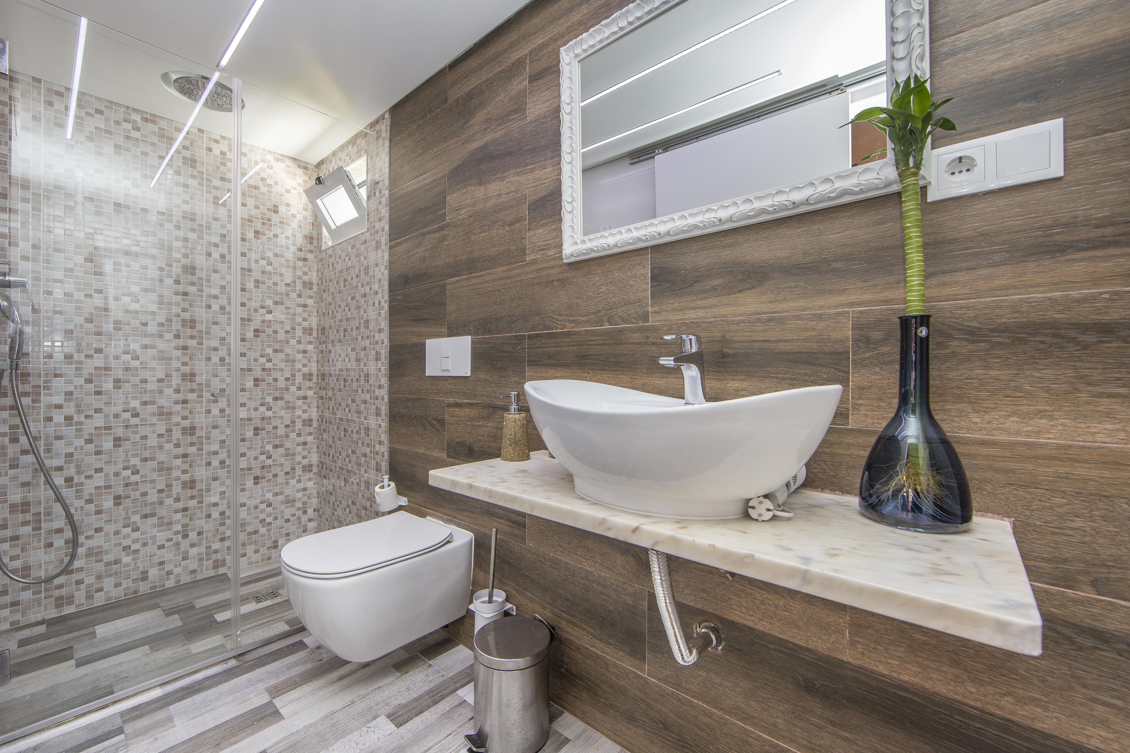 Loft Romantique, 1 chambre, accès piscine, en bord de plage | Salle de bain | Douche, douche à « effet pluie », articles de toilette gratuits