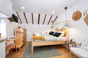 Romantic Studio Suite, 1 Queen Bed, Pool Access, Beachside | 5 bedrooms, individually decorated, desk, free WiFi - Vila Maria by Host-Point (Almada)