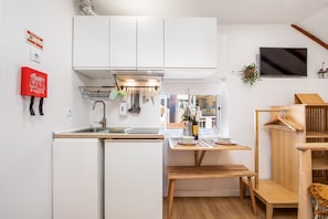 Romantic Studio Suite, 1 Queen Bed, Pool Access, Beachside | Private kitchenette | Shared fridge, microwave, stovetop, espresso maker - Vila Maria by Host-Point (Almada)