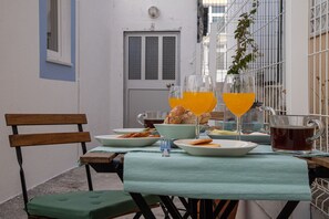 Traditional Condo, 2 Bedrooms, Pool Access, Beachside (8) | Terrace/patio - Vila Maria by Host-Point (Almada)