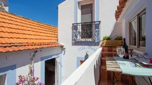 5 bedrooms, desk, free WiFi, individually decorated - Vila Maria by Host-Point (Almada)