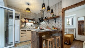 Traditional Condo, 2 Bedrooms, Pool Access, Beachside (8) | Private kitchen | Espresso maker, coffee/tea maker, fridge, microwave - Vila Maria by Host-Point (Almada)