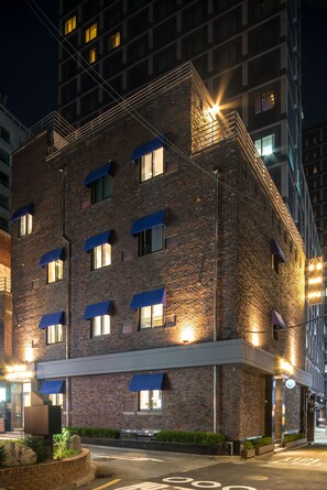 Voorkant accommodatie - avond/nacht