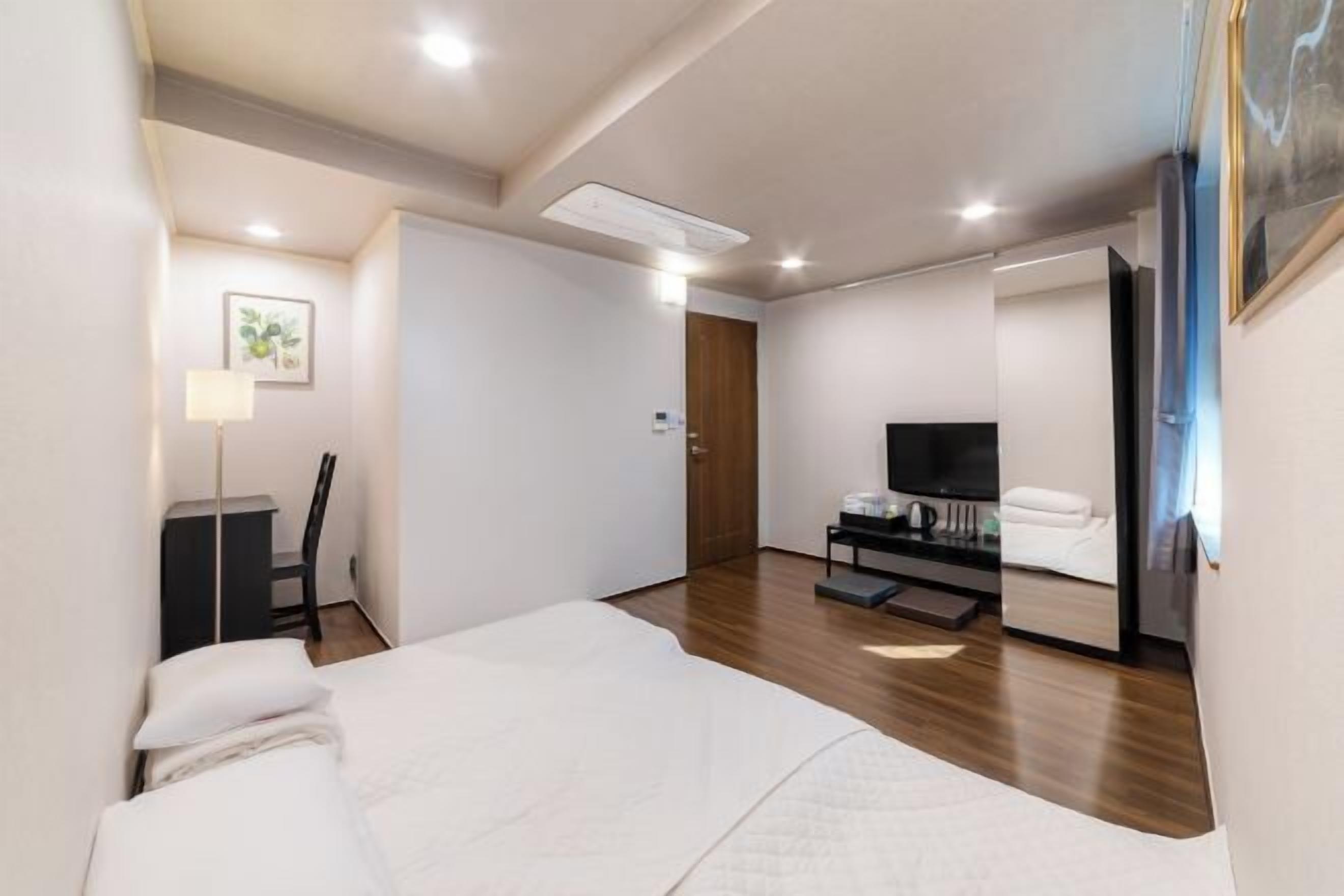 Sängtillbehör av högsta kvalitet, skrivbord och mörkläggningsgardiner