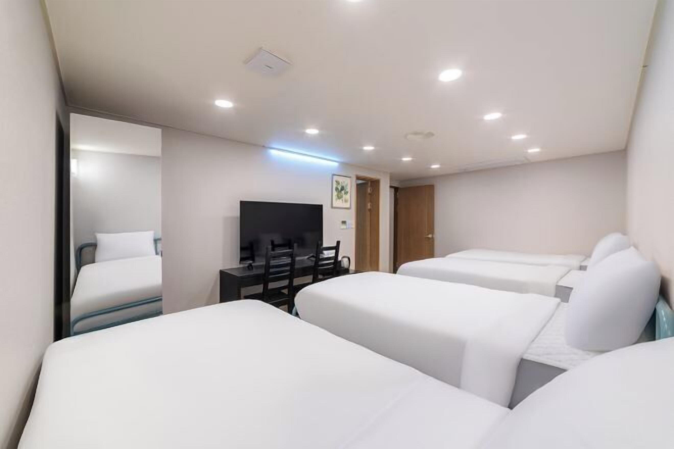 Ropa de cama de alta calidad, escritorio y cortinas blackout 