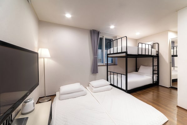 Family Room | Peralatan tempat tidur premium, meja, langsir/tirai gelap terus 
