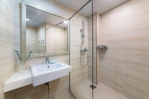 Habitación familiar | Baño | Ducha, artículos de higiene personal gratuitos y secador de pelo