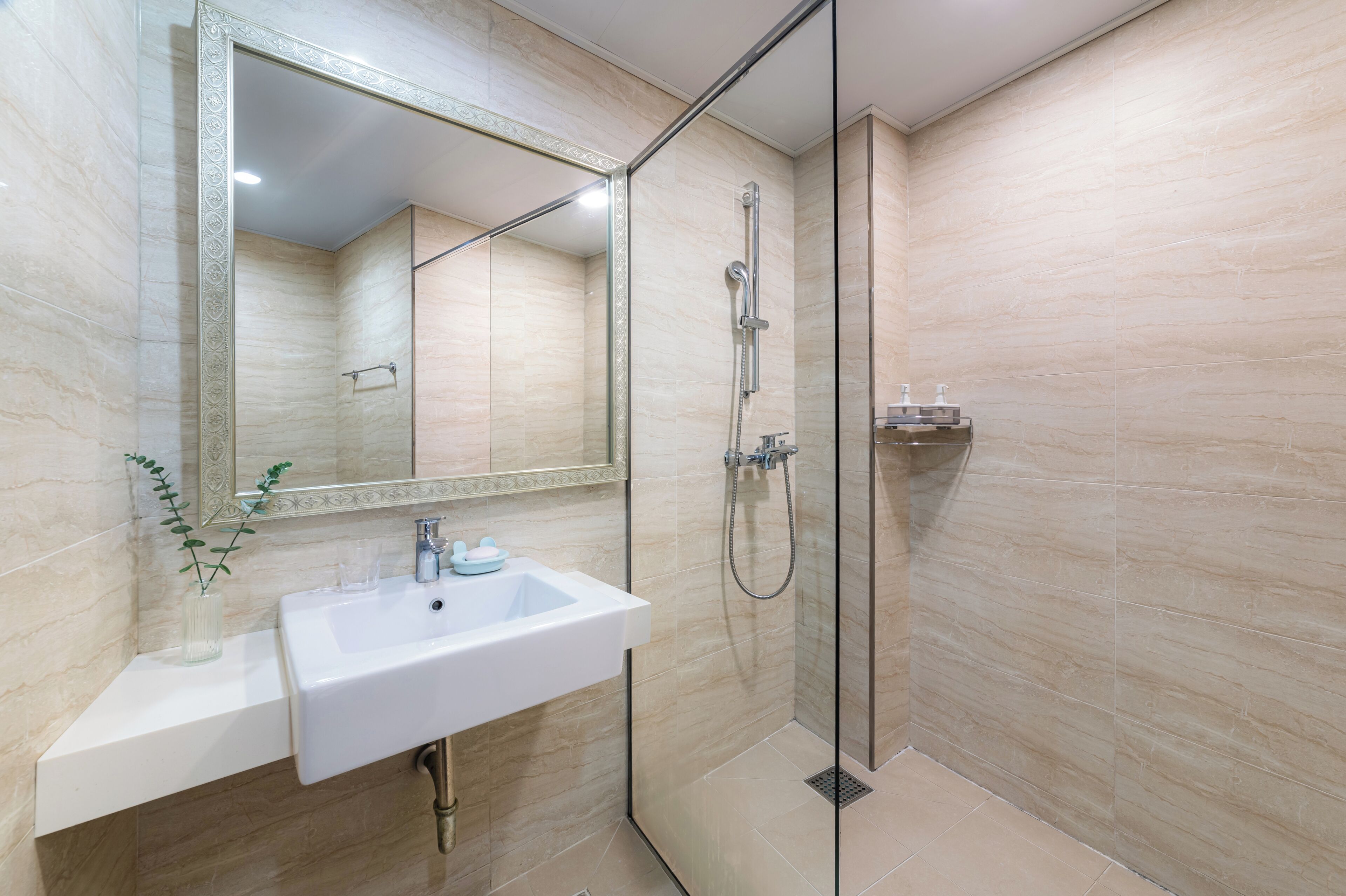Family Room | Bathroom | Shower, free toiletries, hair dryer, towels