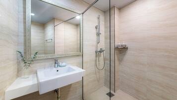 Family Room | Bathroom | Shower, free toiletries, hair dryer, towels
