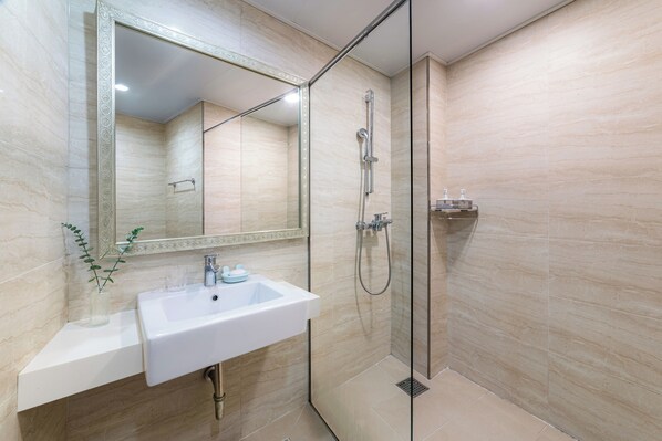 Familiekamer | Badkamer | Een douche, gratis toiletartikelen, een haardroger, handdoeken