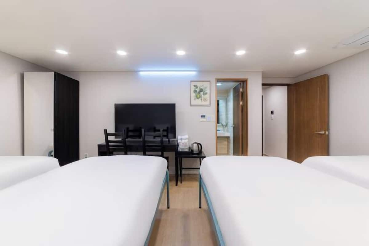 Sängtillbehör av högsta kvalitet, skrivbord och mörkläggningsgardiner