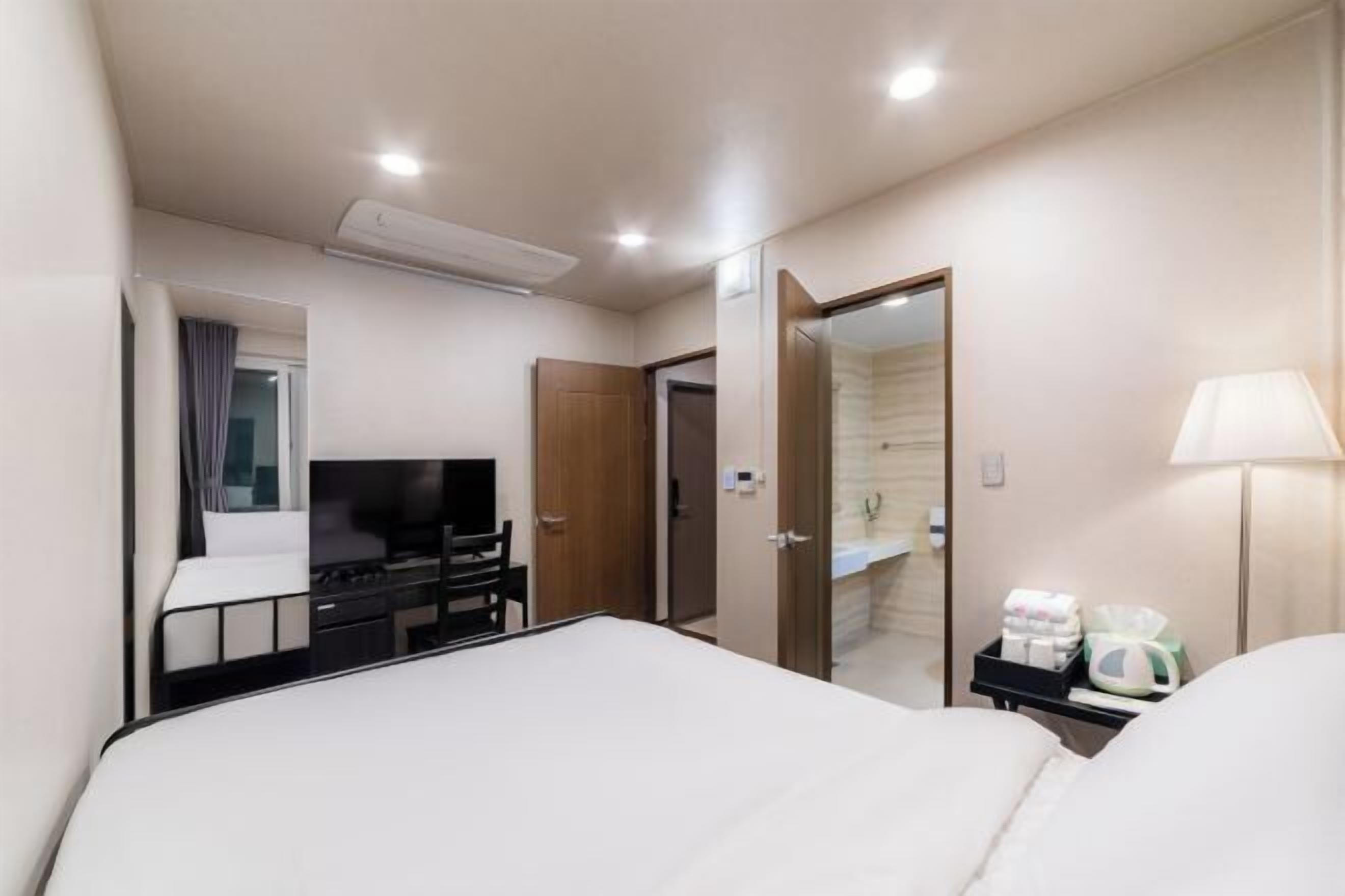 Ropa de cama de alta calidad, escritorio y cortinas blackout 