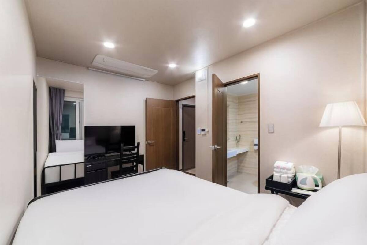 Ropa de cama de alta calidad, escritorio y cortinas blackout