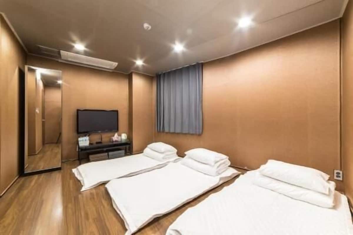 Ropa de cama de alta calidad, escritorio y cortinas blackout