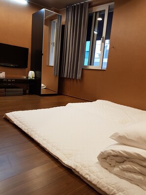 Deluxe Room | Premium bedding, desk, blackout curtains, iron/ironing board - Soosong Guesthouse gwanghwamun Myeongdong (Seoul)