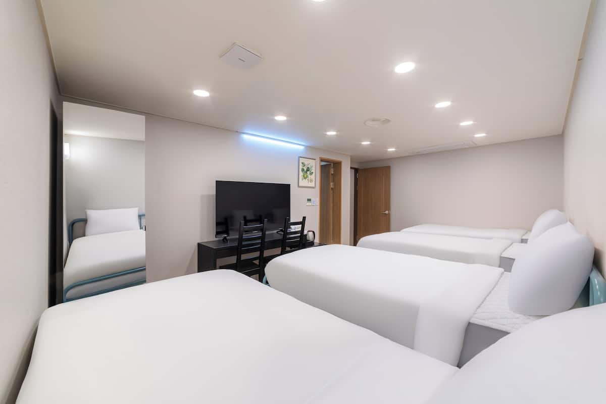 Hochwertige Bettwaren, Schreibtisch, Verdunkelungsvorhänge