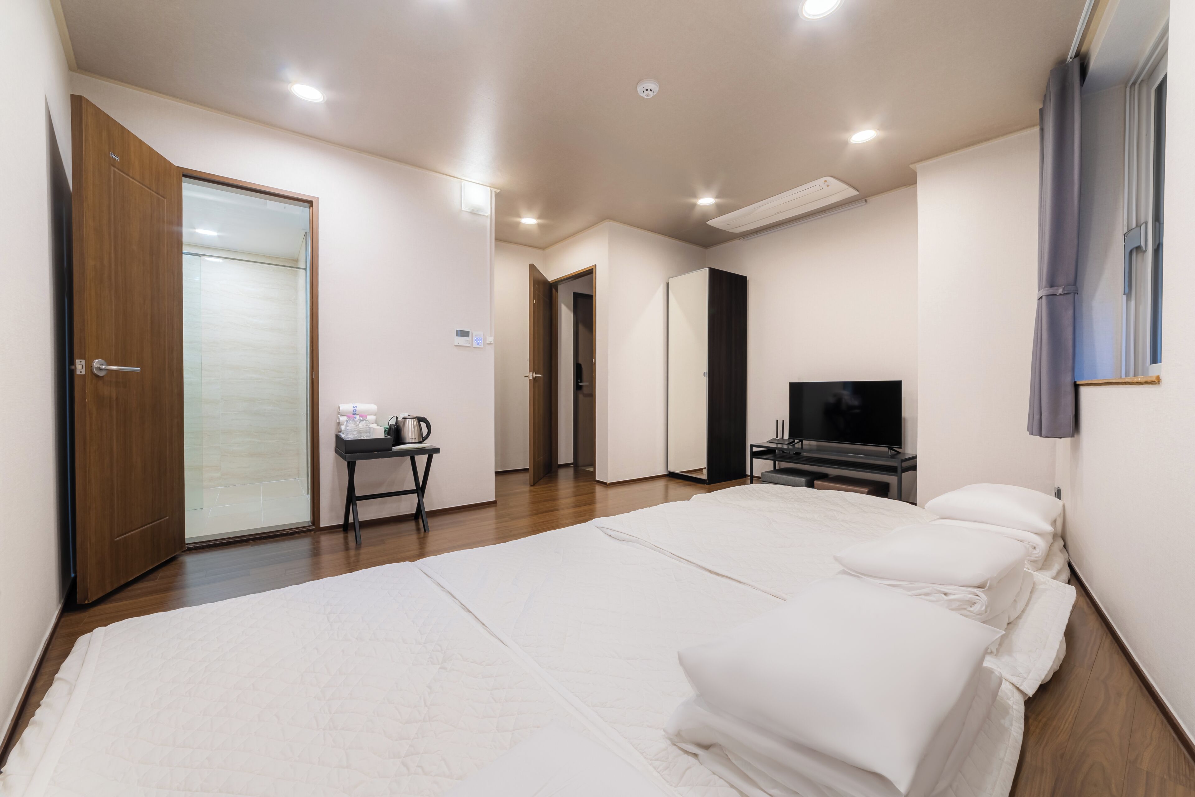 Family Room | Peralatan tempat tidur premium, meja, langsir/tirai gelap terus 