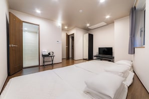 Phòng dành cho gia đình | Bộ đồ giường cao cấp, bàn, màn/rèm cản sáng 