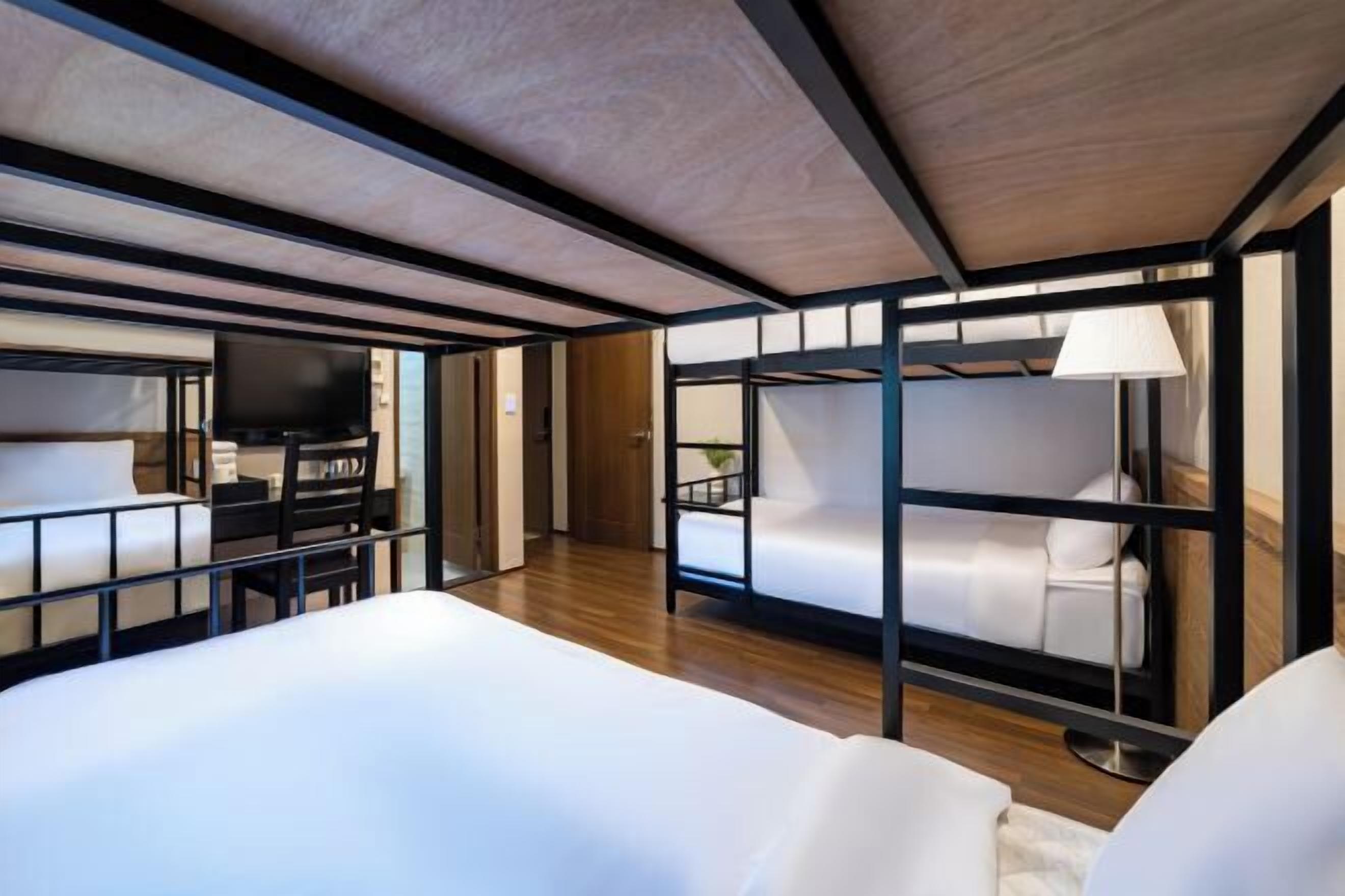 Ropa de cama de alta calidad, escritorio, cortinas opacas