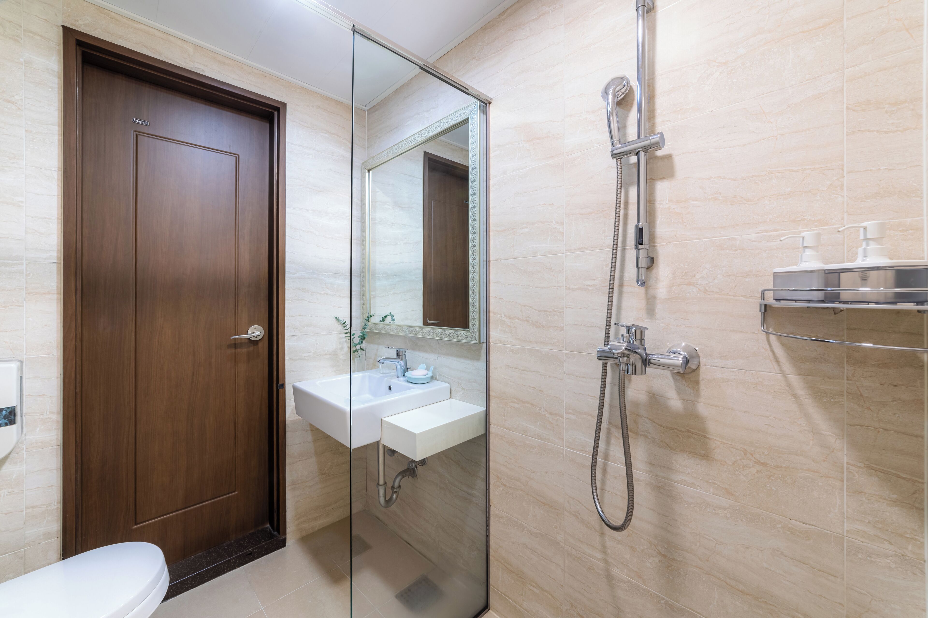 Family Room | Bathroom | Shower, free toiletries, hair dryer, towels