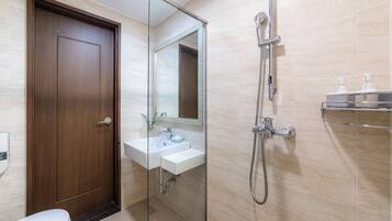 Family Room | Bathroom | Shower, free toiletries, hair dryer, towels