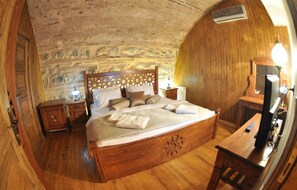 Tallelokero huoneessa, pimennysverhot, ilmainen Wi-Fi, vuodevaatteet