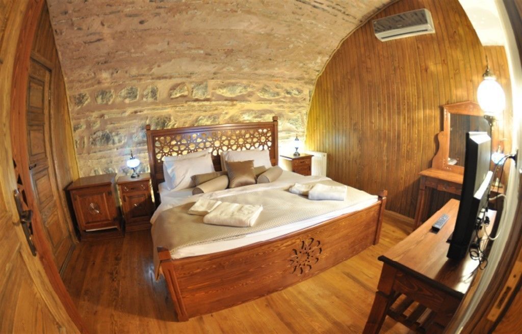 In-room safe, blackout curtains, free WiFi, bed sheets