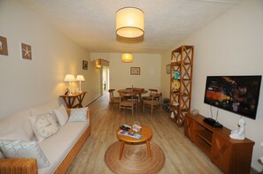 Casa Confort, 2 habitaciones, vistas a la piscina, junto a la playa | Sala de estar | Una televisión de pantalla plana