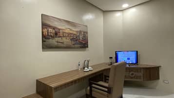 Deluxe Room | Desk, rollaway beds, bed sheets
