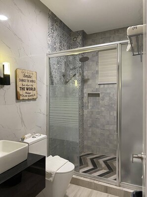 Deluxe kamer | Badkamer | Een douche, gratis toiletartikelen, een haardroger, pantoffels