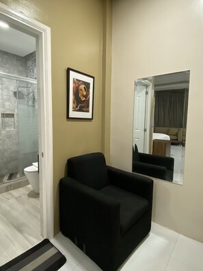 Rom – deluxe | Skrivebord, ekstrasenger (mot et tillegg) og sengetøy