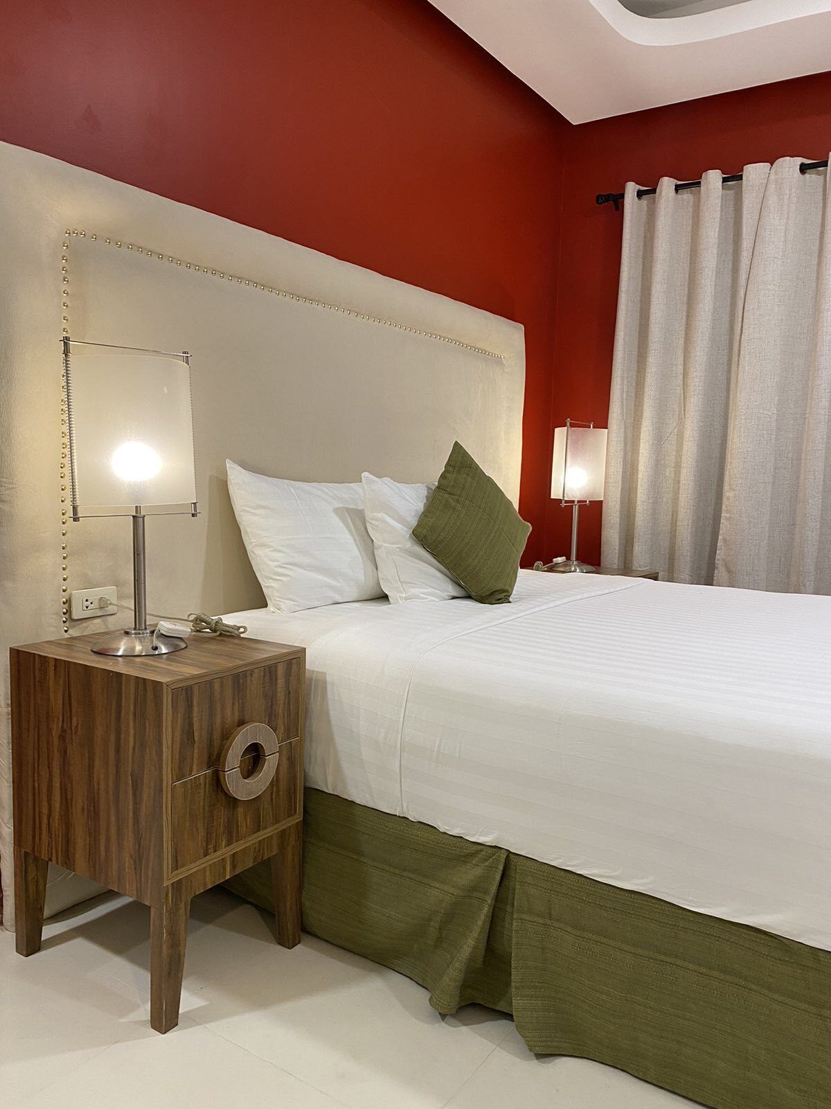 Habitación Deluxe | Escritorio, camas supletorias, ropa de cama