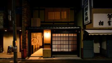 Depan hartanah - siang/malam