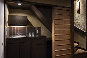 Private kitchen - Rinn Premium Machiya Townhouse Kunpu (Kyoto)