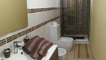 Habitación doble, 1 cama doble, no fumadores | Baño | Ducha y cabezal de ducha tipo lluvia