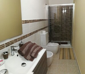 Double Room, 1 Double Bed, Non Smoking | Bathroom | Shower, rainfall showerhead, free toiletries, hair dryer - Giosa (Augusta)