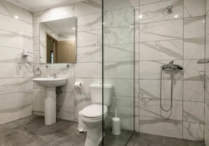 Apartamento, 2 quartos | Banheiro | Chuveiro, produtos de toalete grátis, secador de cabelo