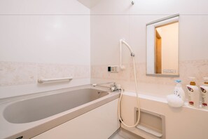 2 Bedroom Apartment | Bathroom | Separate bathtub and shower, free toiletries, hair dryer, bidet - IKIDANE HOUSE OSAKA Kyobashi (Osaka)