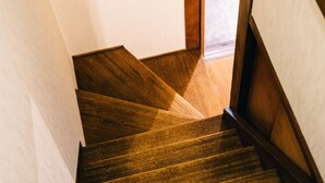 A wooden staircase with a handrail and a wooden door at the top. - IKIDANE HOUSE OSAKA Kyobashi (Osaka)