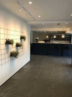 Lobby lounge, ocean views, open daily