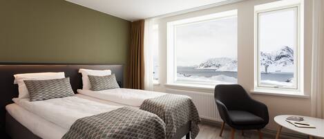 Rideaux occultants, chambres insonorisées, fer et planche à repasser