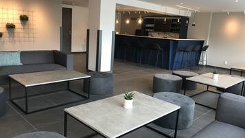 Lobby lounge, ocean views, open daily